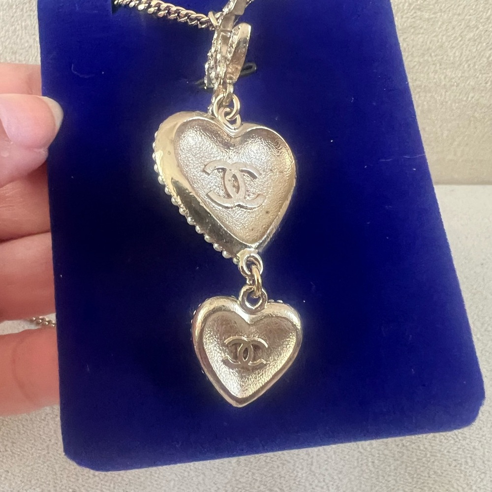 Chanel crystals, pearl heart Pendant gold tone hardware necklace - Picture 7 of 8